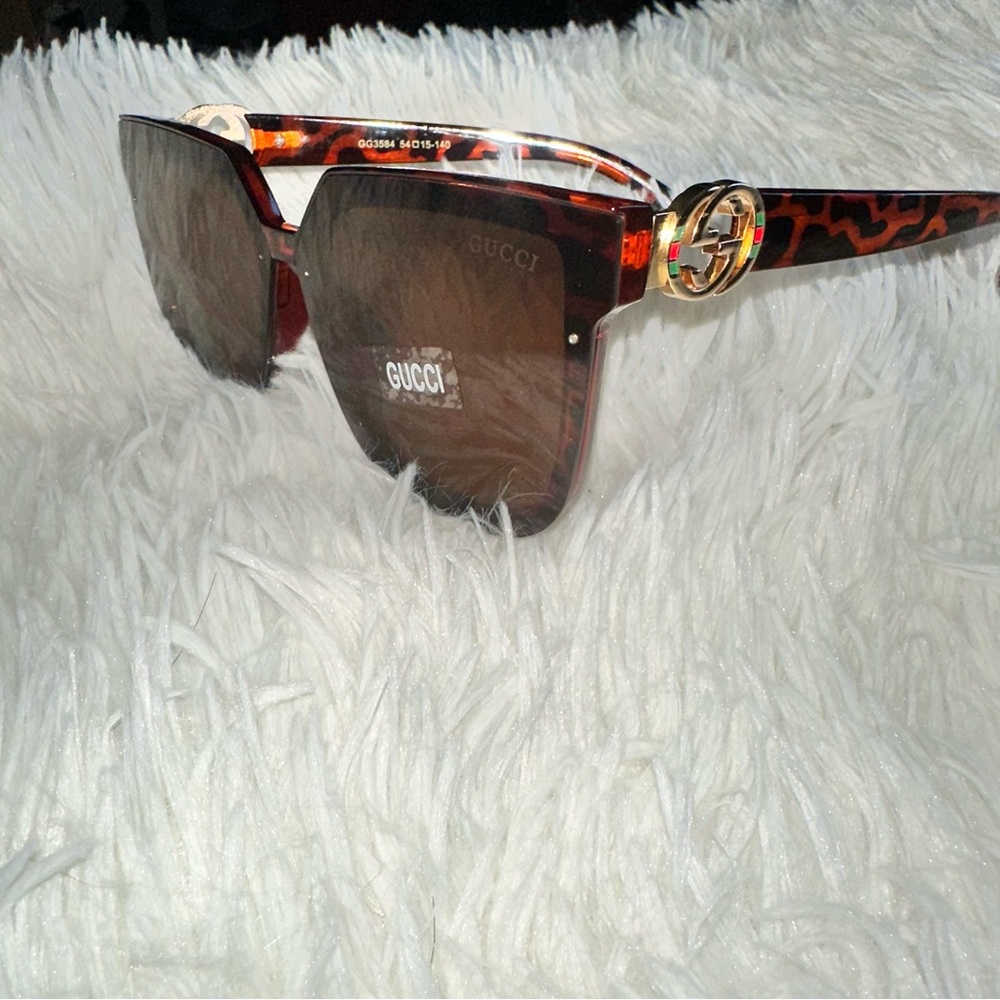Fashion NWOT Women's Tortoiseshell and Gold Sunglasses
